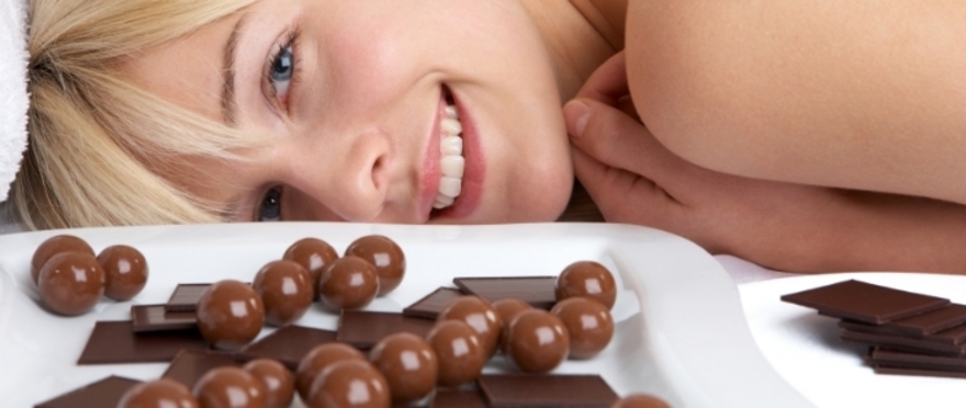 mujer sonriente con diferentes chocolatinas