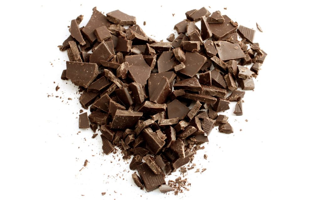 chocolate trozos en forma de corazón